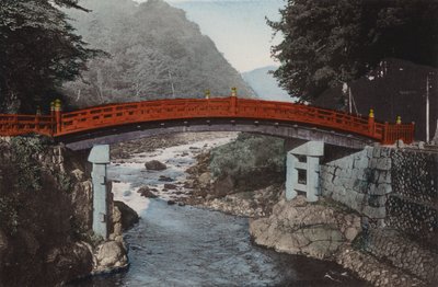 Japão, c.1912: Ponte Sagrada em Nikko, 90 milhas ao norte de Tóquio (foto) de Photographer Japanese