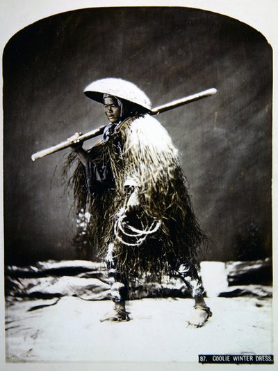 Porteiro japonês em sua roupa de inverno, c.1900 (foto colorida) de Photographer Japanese