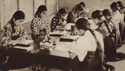 Estudantes japoneses em sala de aula (foto a p/b) de Photographer Japanese
