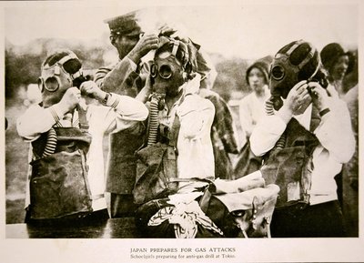 Estudantes japoneses em Tóquio preparam-se para um exercício de ataque aéreo anti-gás de Photographer Japanese