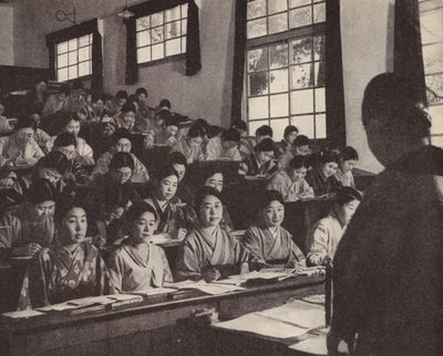 Jovens japonesas em seu último ano na Universidade Feminina de Tóquio (foto a p/b) de Photographer Japanese
