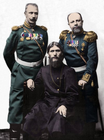 Grigory (Grigory) lefimovich Novykh, conhecido como Rasputin (Rasputin) (1869-1916) com o Capitão von Lohman, e o Príncipe Coronel Putyatin. (Esquerda para a direita: Príncipe Mikhail Putyatin, Grigory Rasputin e Coronel D Loman) de Photographer Russian