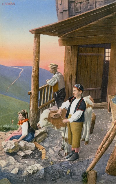 Pai e dois filhos junto à sua cabana nos Alpes suíços. Postal enviado em 1913. de Photographer Swiss