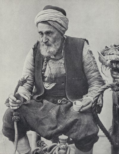 Camponês fumando um hookah, Izmir, Turquia (foto a p/b) de Photographer Turkish