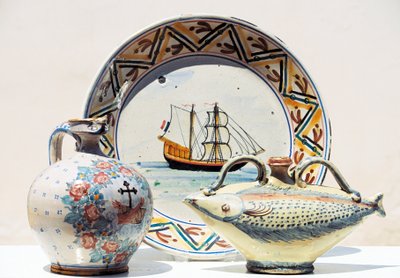 Artefatos em exposição no Museu de Cerâmica Vietrisi, Vietri sul Mare, Campania, Itália de Blaise Nicolas Le Sueur