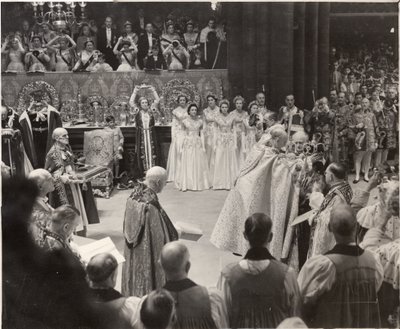 Duquesa Maria, com a sua coroinha no alto em homenagem à Rainha Isabel II na Coroação de Blaise Nicolas Le Sueur