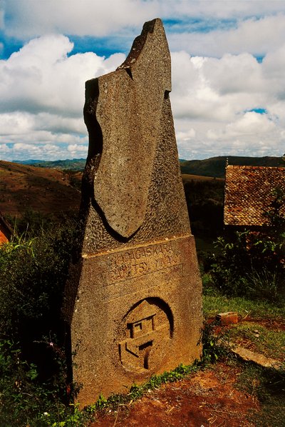 Estela representando Madagáscar, Ambohimanga, Madagáscar de Blaise Nicolas Le Sueur