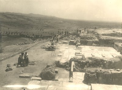Vista das escavações do palácio dos Phaistos, missão arqueológica italiana liderada por Luigi Pernier e Federico Halbherr, Creta, Grécia de Blaise Nicolas Le Sueur