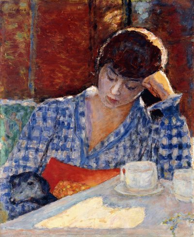 Mulher apoiada no cotovelo com um cachorro e uma natureza morta de Pierre Bonnard