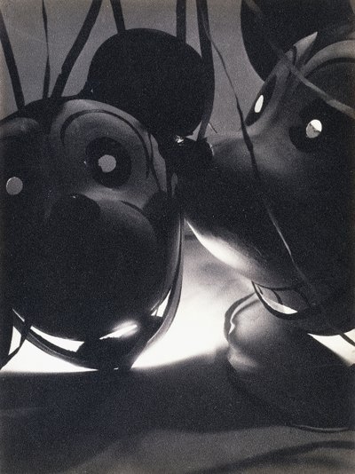 Balões do Mickey Mouse, c.1932 (impressão em prata gelatinosa, em papel Gevalux) de Pierre Dubreuil