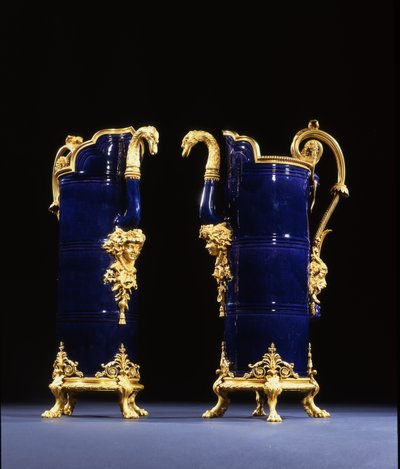 Dois jarros, c.1767 (porcelana com acabamento em bronze) de Pierre Gouthière