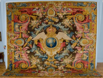 Tapete Louis XV Savonnerie com Royal Arms, fabricante Savonnerie Factory, França, c.1740-1750 de Pierre Josse Perrot
