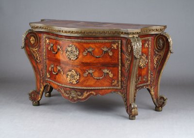 Commode, c.1760-75 (jacarandá e bronze dourado) de Pierre Langlois