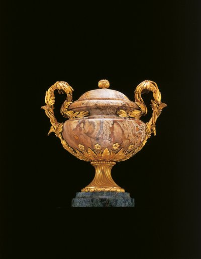 Um de um par de vasos egípcios de Luís XIV, 1770-75 de Pierre Langlois