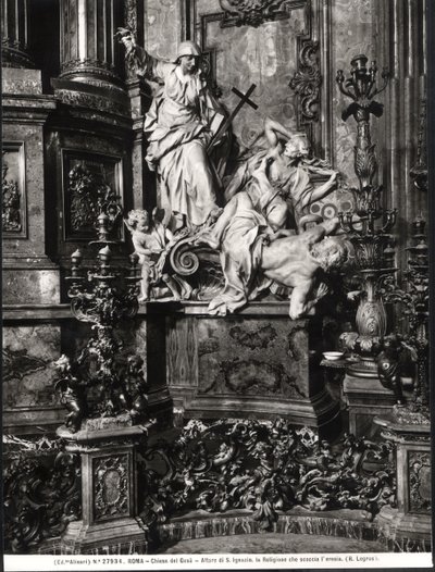 O Altar de Santo Inácio de Loyola, detalhe da Vitória da Verdade Católica sobre a Heresia (mármore) (foto a p/b) de Pierre Legros