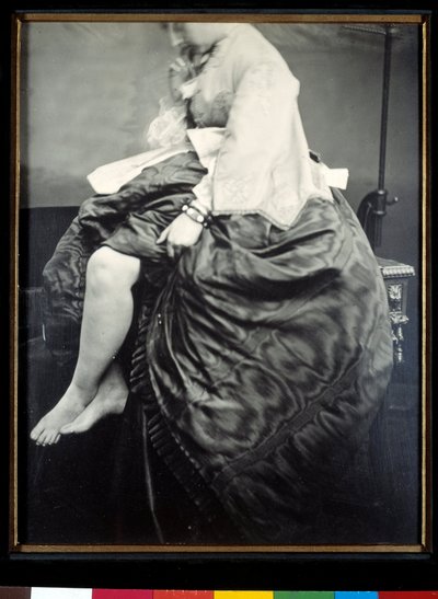 Condessa Verasis de Castiglione nee Virginia Oldoini, sentada sobre uma mesa. A Condessa levanta o vestido para desnudar as pernas e os pés. Teste do brometo de gelatina de prata por Louis Pierson (1822-1913) 1863 Paris, Musee d