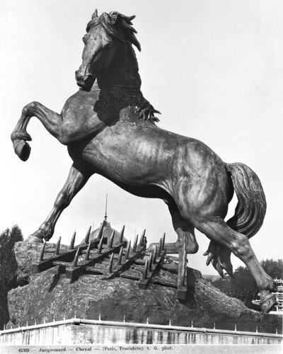 Cavalo com grade, em frente ao primeiro Palácio do Trocadero construído para a Exposição Universal em 1878, 1878 (bronze) de Pierre Louis Rouillard