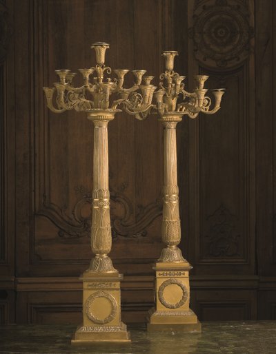 Um par de candelabros Império Ormolu de doze braços, início do século XIX (bronze dourado) de Pierre Philippe Thomire