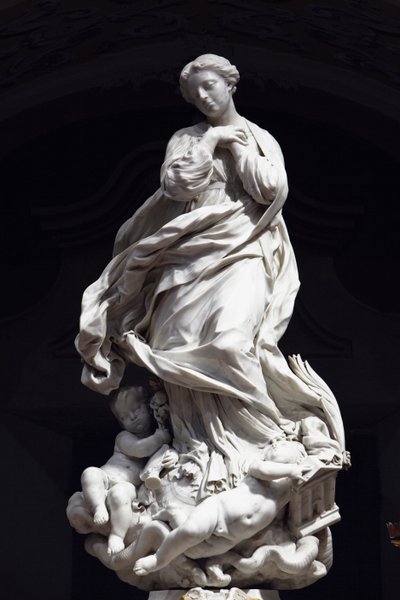 A Imaculada Conceição, Santa Maria Imaculada colocada sobre o altar da capela cenográfica 1669-70 (mármore) de Pierre Puget