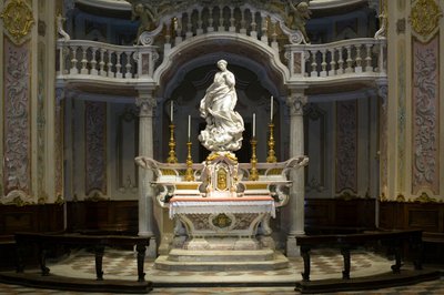 A Imaculada Conceição, Santa Maria Imaculada colocada sobre o altar da capela cenográfica 1669-70 (mármore) de Pierre Puget