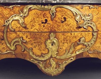 Detalhe de uma cômoda Luís XV, vendida a varejo por Adrien Delorme (tulipwood, amaranto, fruitwood e marchetaria montada em ormolu) (ver também 463007) de Pierre Roussel
