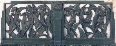 Um friso representando três dançarinas clássicas e três músicos, c.1910-1935 (bronze patinado, mármore branco estriado, pedestal de mármore verde) de Pierre le Faguays