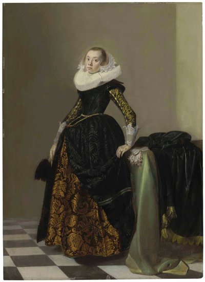 Retrato de uma jovem senhora ricamente vestida, de corpo inteiro, diante de uma mesa coberta de Pieter Codde