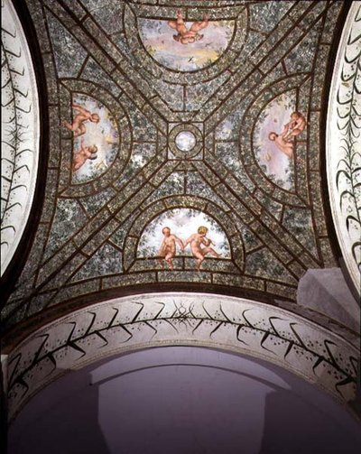 O pórtico iônico semicircular, detalhe da abóbada de teto decorado com putti em um jardim de Pietro Venale