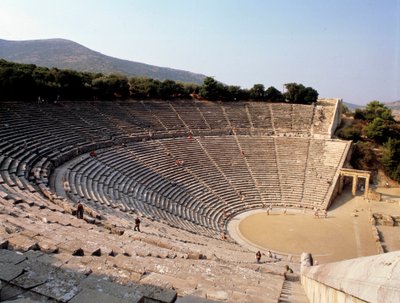 Vista do teatro de Epidaurus realizado pelo arquitecto Polyclete le Jeune na Grécia. de Polycletus (active c.450 c.415 BCE)