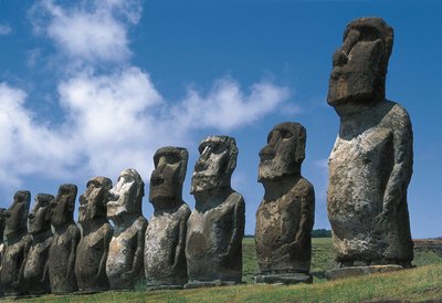 Estátuas de Moai, Parque Nacional Rapa Nui, Ilha de Páscoa, Chile de Polynesian Polynesian