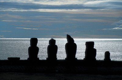 Estátuas de Moai, Parque Nacional Rapa Nui, Ilha de Páscoa, Chile de Polynesian Polynesian