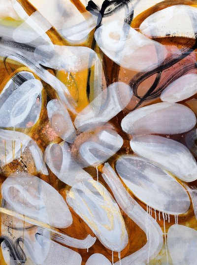 Formas abstratas fluidas e douradas de Poonam Choudhary