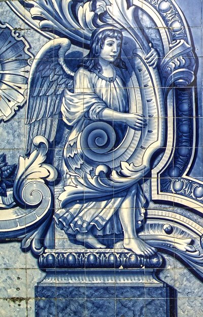 Painel decorativo retratando um anjo, Lamego, Portugal. 1738 (azulejos cerâmicos) de Portuguese School