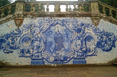 Painel decorativo mostrando a Virgem Maria esmagando a serpente, Lamego, Portugal. 1738 de Portuguese School