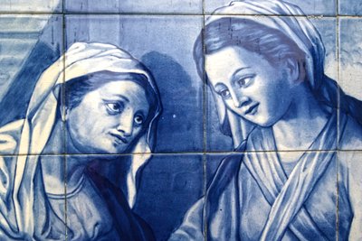 Detalhe do encontro de Maria com a esposa do estalajadeiro, painel decorativo retratando Maria e José chegando ao estalajadeiro, Lamego, Portugal. 1738 (azulejos de cerâmica) de Portuguese School
