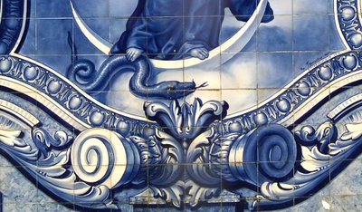 Detalhe de um painel decorativo mostrando a Virgem Maria esmagando a Serpente, Lamego, Portugal. 1738 (azulejos cerâmicos) de Portuguese School