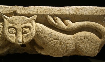 Detalhe de um Capital zoomórfico de uma das colunas originais. (granito) de Portuguese School