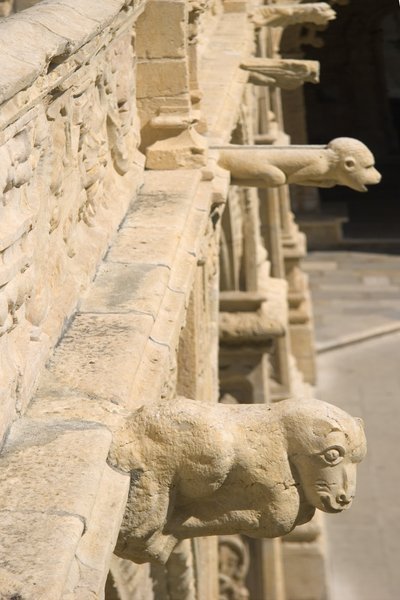 Gárgulas no claustro de Portuguese School