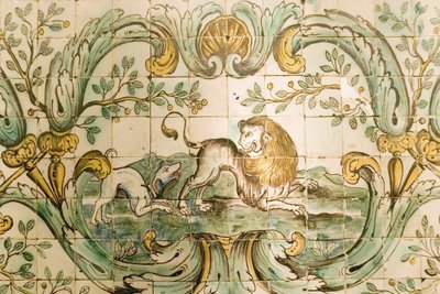 Majólica representando ladrilhos de um cachorro perseguindo um leão, da Sala de Caça do Palácio da Praia, Belém, c.1680 (cerâmica) de Portuguese School