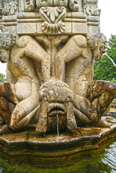 Atlantes míticos na base de um Obelisco, Lamego, Portugal. 1738 (granito) de Portuguese School