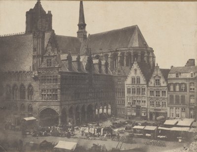 Praça do Mercado em Ypres, ca. 1851. de Possibly by Louis Désiré Blanquart évrard.