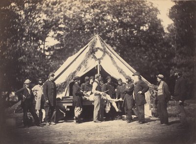 Tenda Operacional, Camp Letterman, Gettysburg, Pensilvânia, 1863. de Possibly by Weaver Brothers.