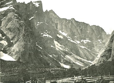 As montanhas de Trolltindane, Horgheim, Noruega, 1895. de Poulton and Co