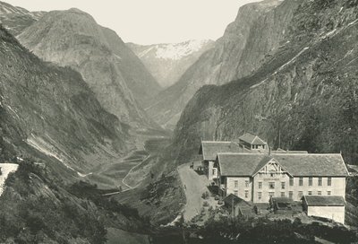 O vale e o hotel, Stalheim, Noruega, 1895. de Poulton and Co