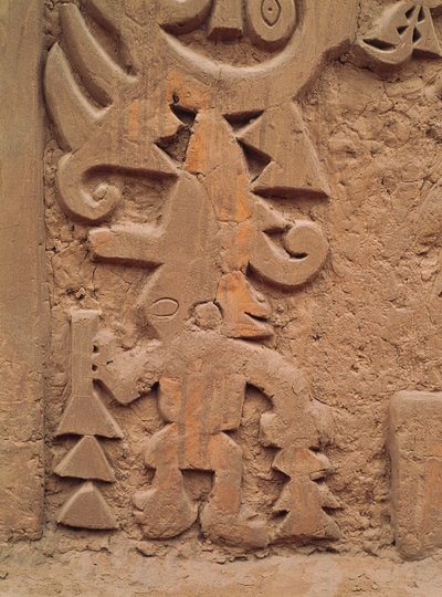 Detalhe dos relevos no Templo Huaca el Dragon (pedra) de Pre Columbian Pre Columbian