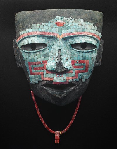 Máscara funerária coberta por mosaico turquesa e concha vermelha. Artefacto de Teotihuacan, Cidade do México. Civilização Teotihuacan - Arte pré-colombiana: máscara funerária de pedras turquesas e rosas datada da civilização de Teotihuacan III (300-650 d.C de Pre Columbian Pre Columbian