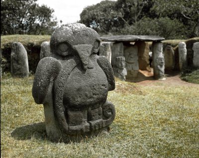 Escultura megalítica de um pássaro segurando uma cobra de Pre Columbian Pre Columbian