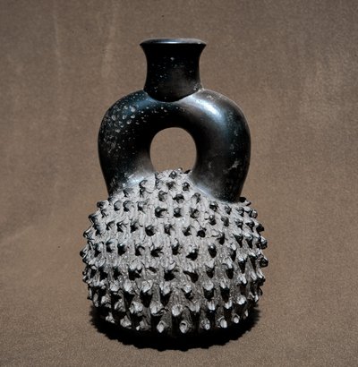 Arte pré-colombiana, civilização cupisniana: vaso em forma de escaravelho e romã. 300 AC-100 DC. Lima, Museu Nacional de Antropologia e Arqueologia, Peru de Pre Columbian Pre Columbian