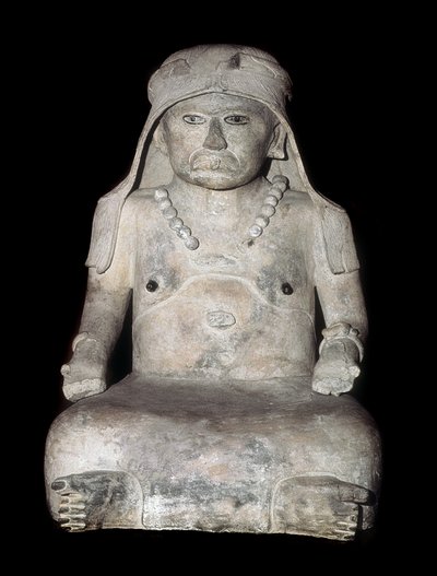 Arte pré-colombiana: mulher velha com uma capa de cabeça. Escultura de Veracruz (México) de Pre Columbian Pre Columbian