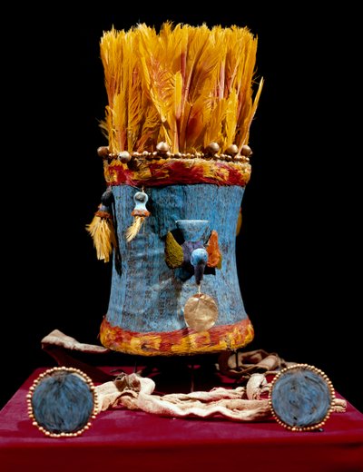 Civilização pré-colombiana Chancay (Peru): touca e brincos. Lima, Museo Amano, Peru - Arte pré-colombiana, cultura Chancay (13-15 d.C.): toucado e brincos - Lima, Museo Amano, Peru - Arte pré-colombiana, cultura Chancay (13-15 d.C.): toucado e brincos - Li de Pre Columbian Pre Columbian